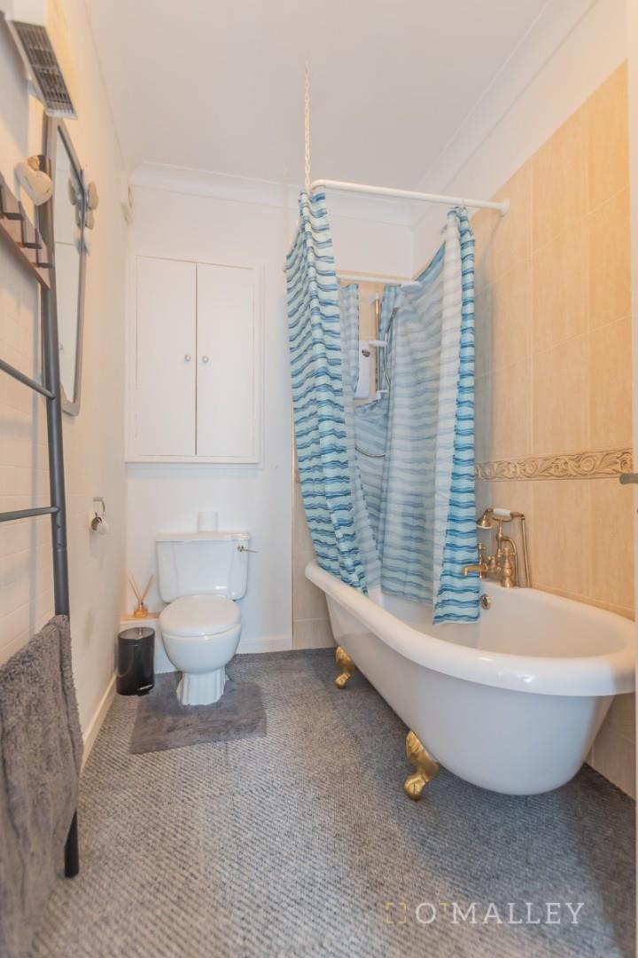 Bathroom 1.jpg